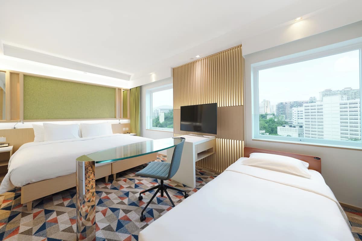 Salon with Rollaway Bed | 1 bedroom, in-room safe, desk, blackout drapes