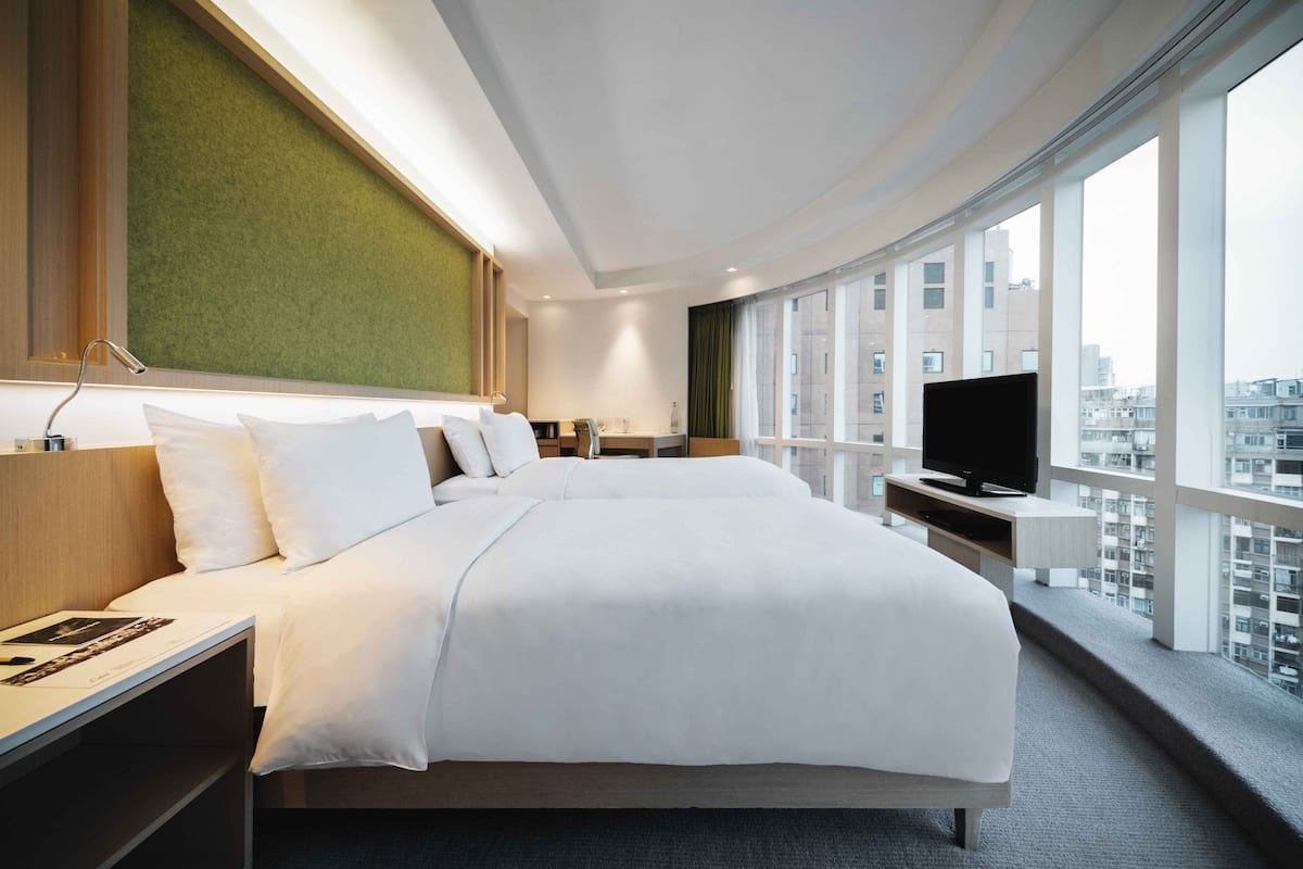 Study | 1 bedroom, in-room safe, desk, blackout drapes