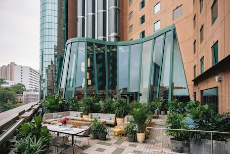 2 bares, bar de cocktails. Eaton HK