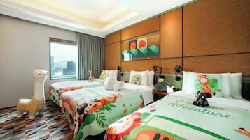 Trio | Peti besi dalam bilik, meja, langsir/tirai gelap terus