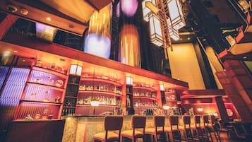 2 bars/lounges, cocktail bar