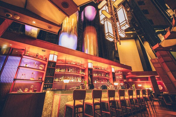 2 bars/lounges, cocktail bar