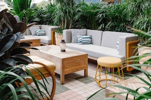 2 bars/lounges, cocktail bar