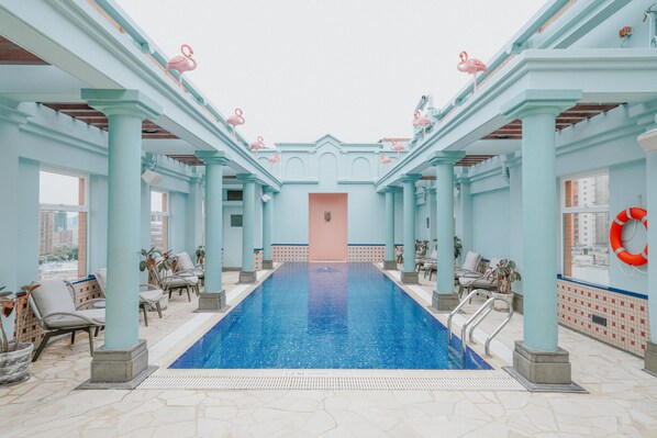 Utendørsbasseng, solsenger og badevakt