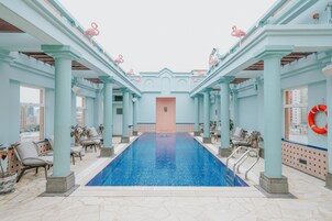 야외 수영장, 09:30 ~ 19:30 오픈, 일광욕 의자, 시설 내 인명구조원