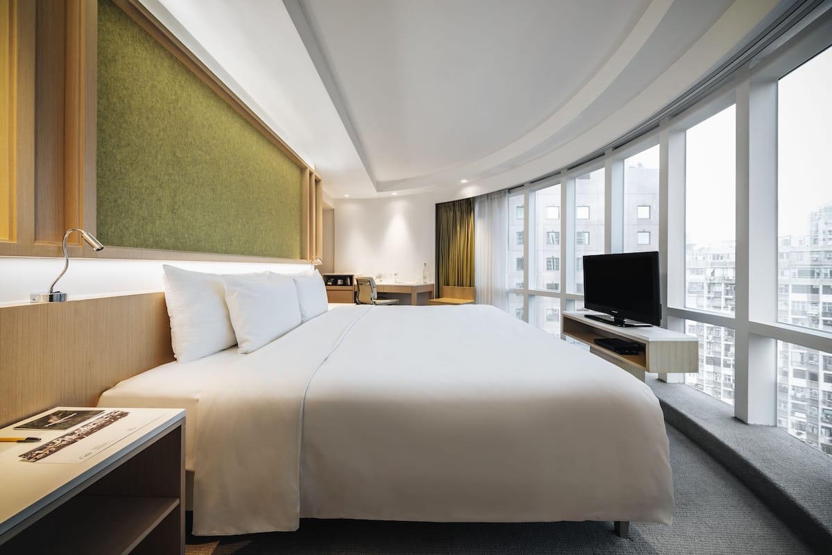 1 bedroom, in-room safe, desk, blackout curtains