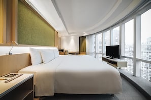 Study | In-room safe, desk, blackout curtains, iron/ironing board