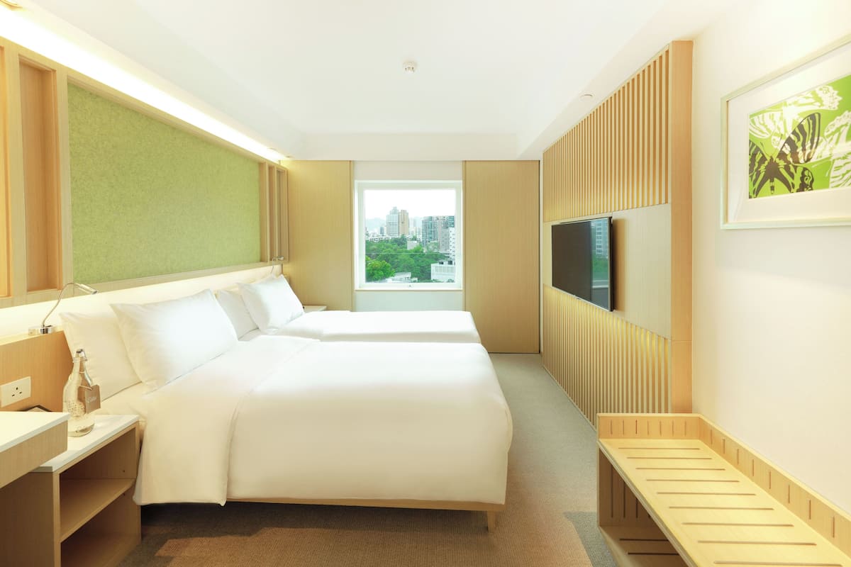 Habitación con 2 camas individuales | 1 habitación, caja de seguridad en la habitación y escritorio