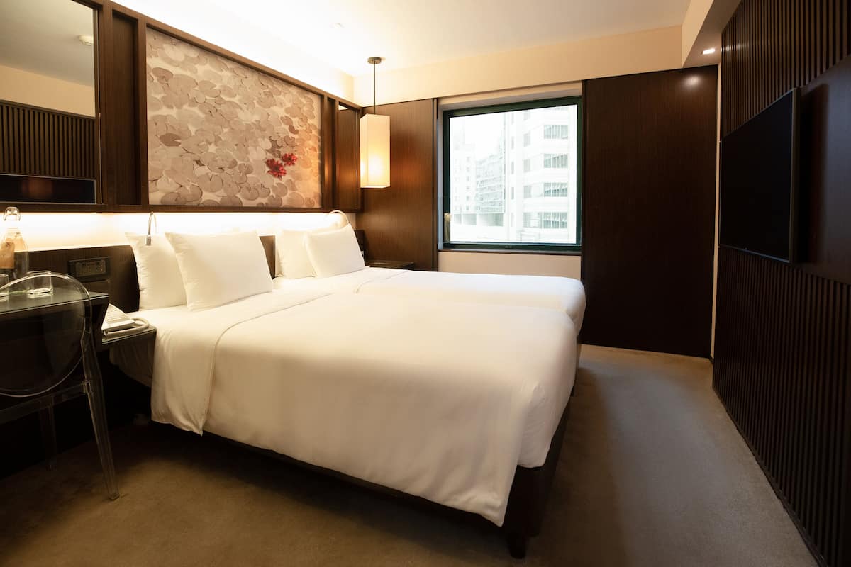 Habitación con 2 camas individuales | 1 habitación, caja de seguridad en la habitación y escritorio