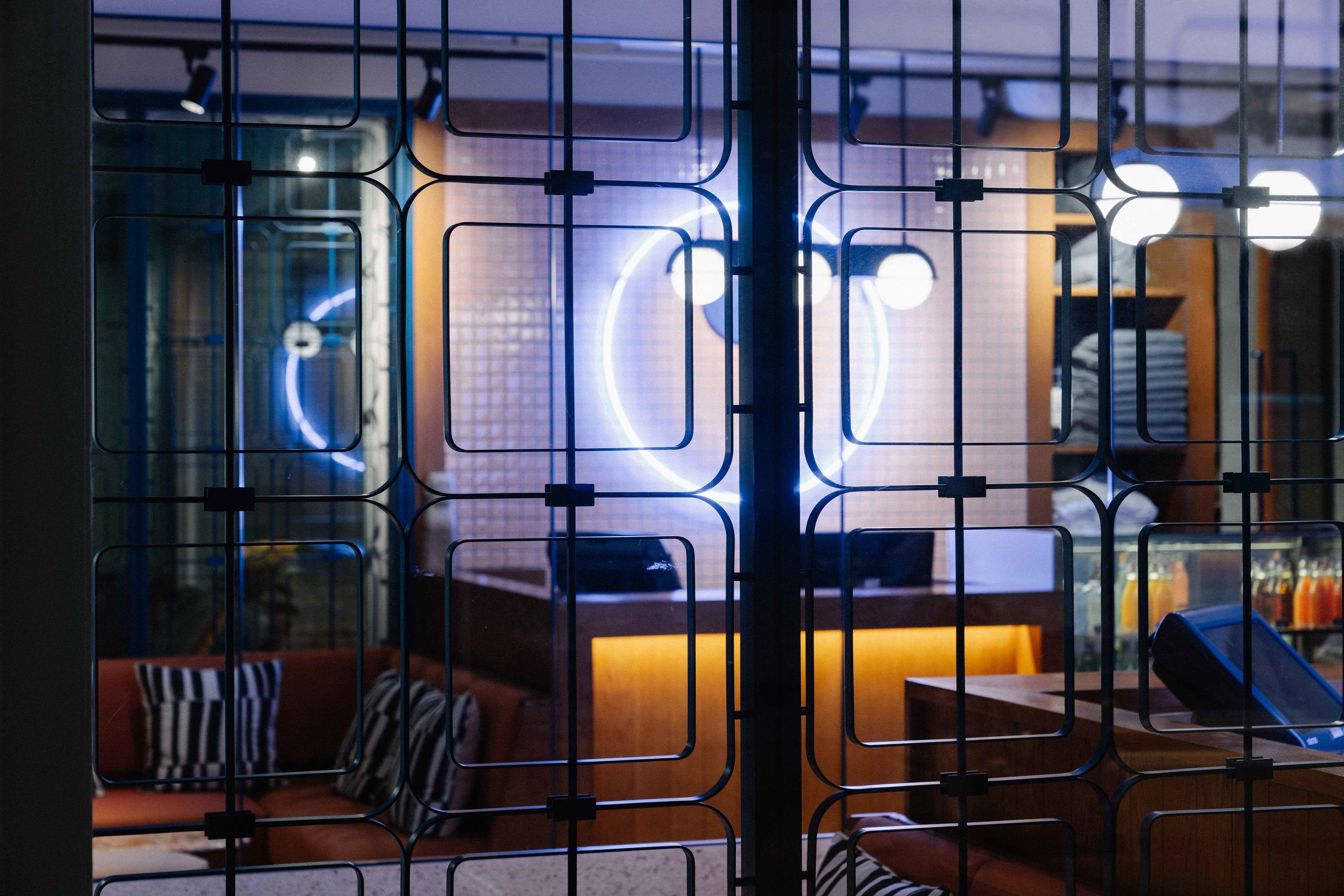 2 bars/lounges, cocktail bar