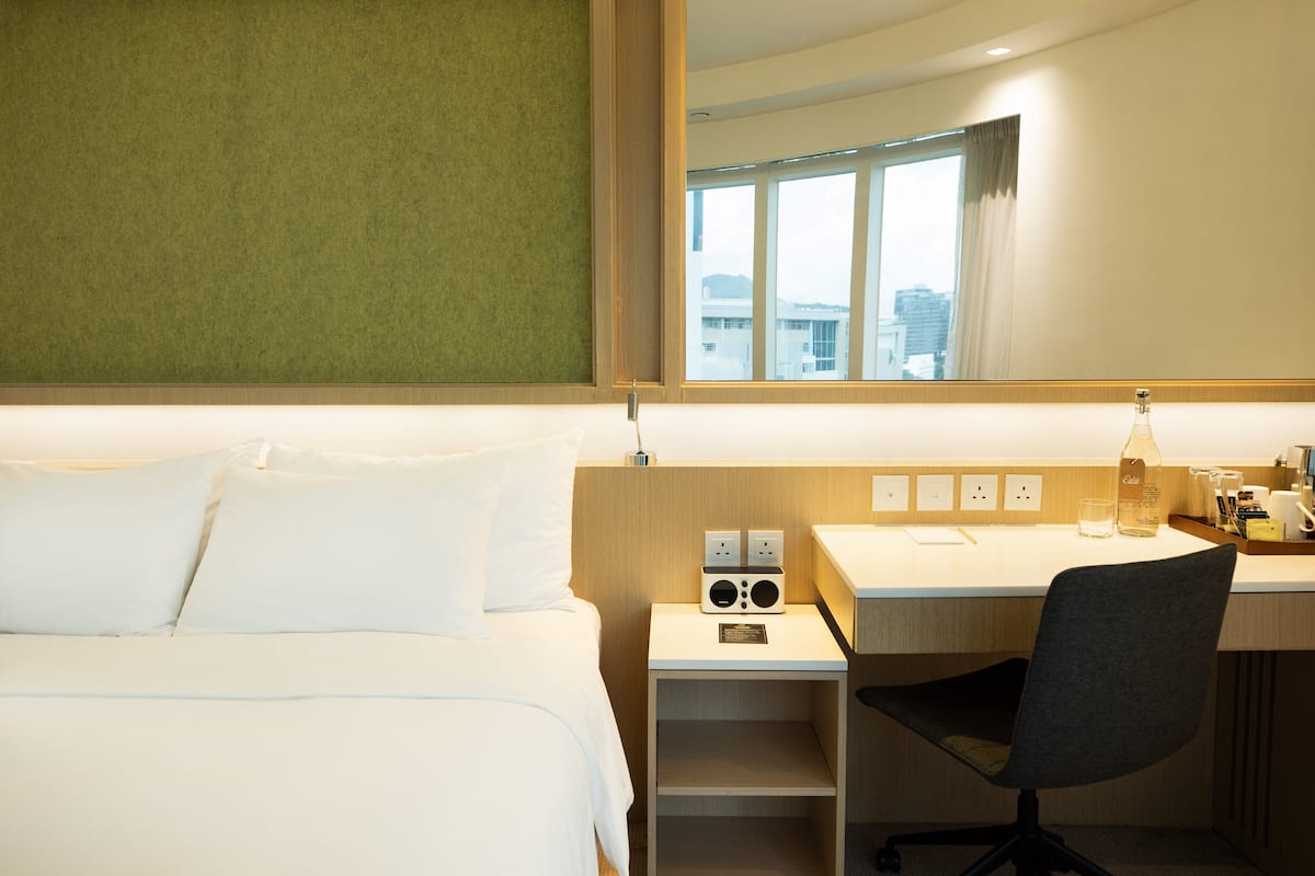 Habitación con 1 cama matrimonial o 2 individuales | 1 habitación, caja de seguridad en la habitación y escritorio