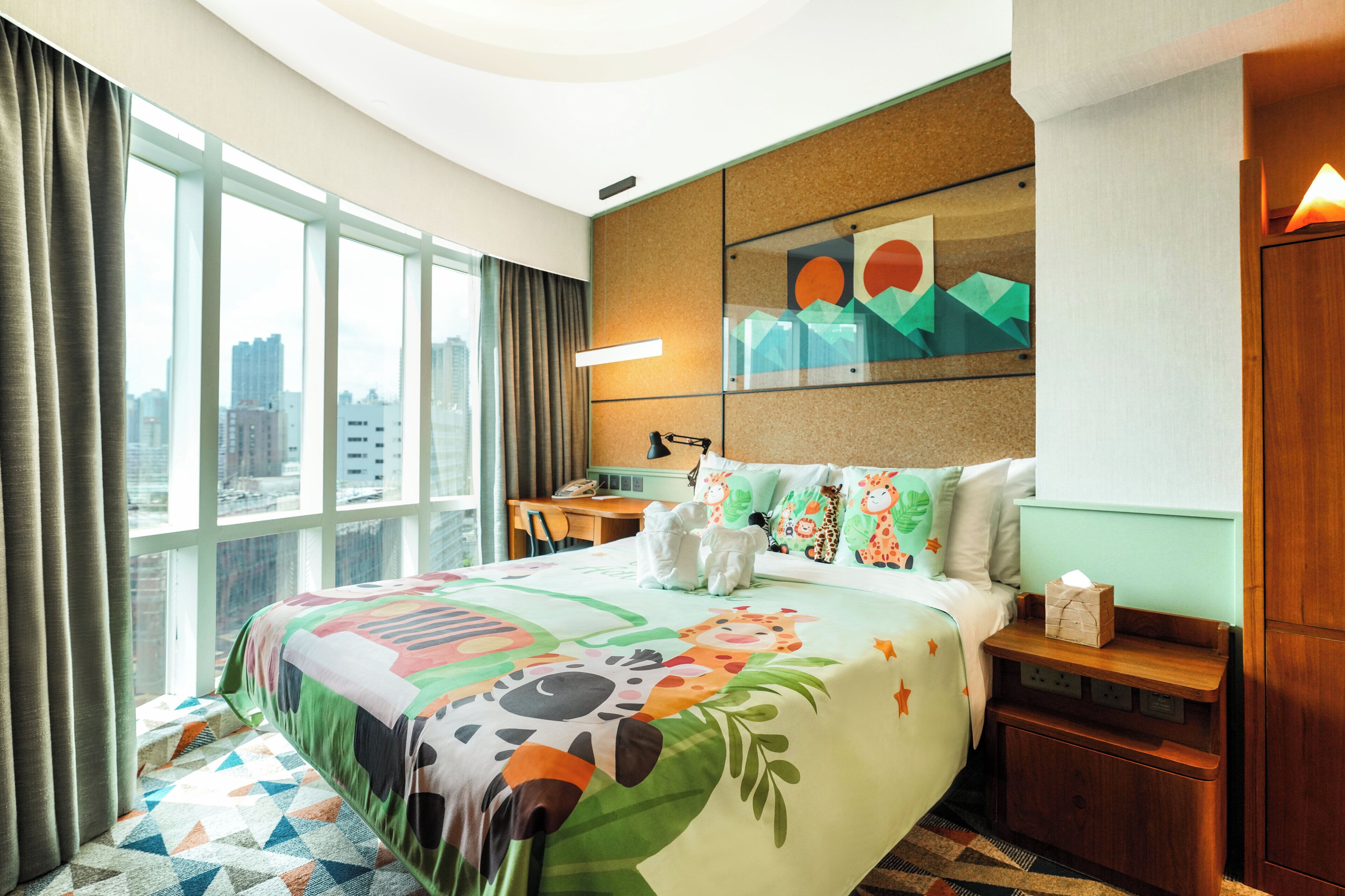 逸‧家 (套房) | 房內夾萬、書桌、遮光窗簾/窗簾、熨斗/熨衫板