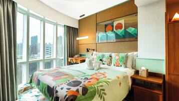 Family Room | Peti besi dalam bilik, meja, langsir/tirai gelap terus