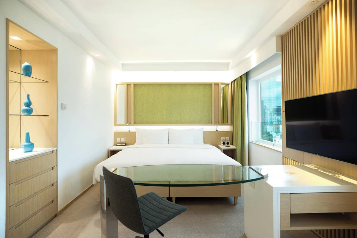 Salon | 1 bedroom, in-room safe, desk, blackout drapes