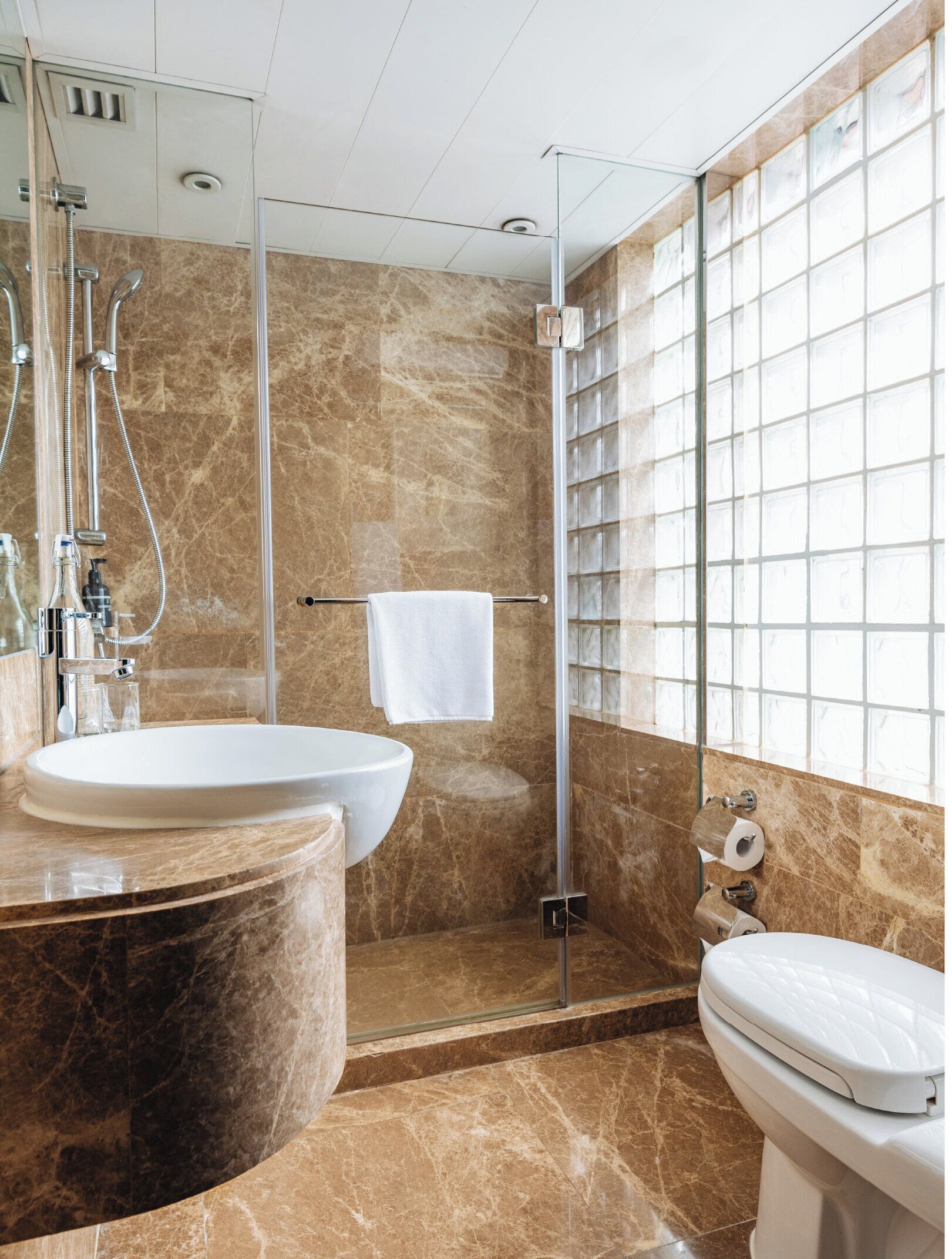 Zweibettzimmer | Zimmersafe, Schreibtisch, Verdunkelungsvorhänge, Bügeleisen/Bügelbrett