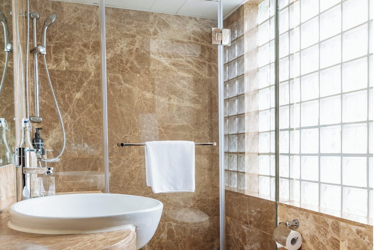 Kamar Twin | 1 kamar tidur, brankas, meja kerja, dan tirai kedap cahaya