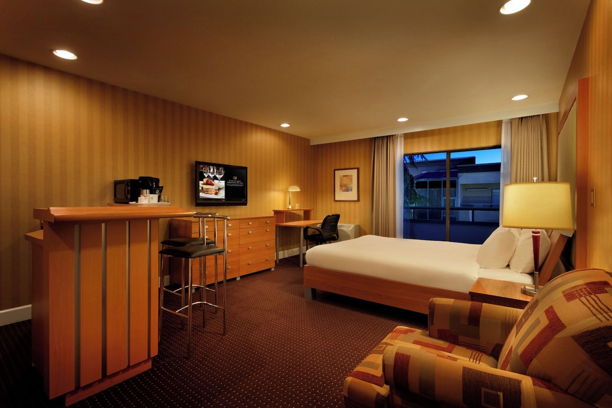 Premium bedding, down comforters, pillowtop beds, in-room safe