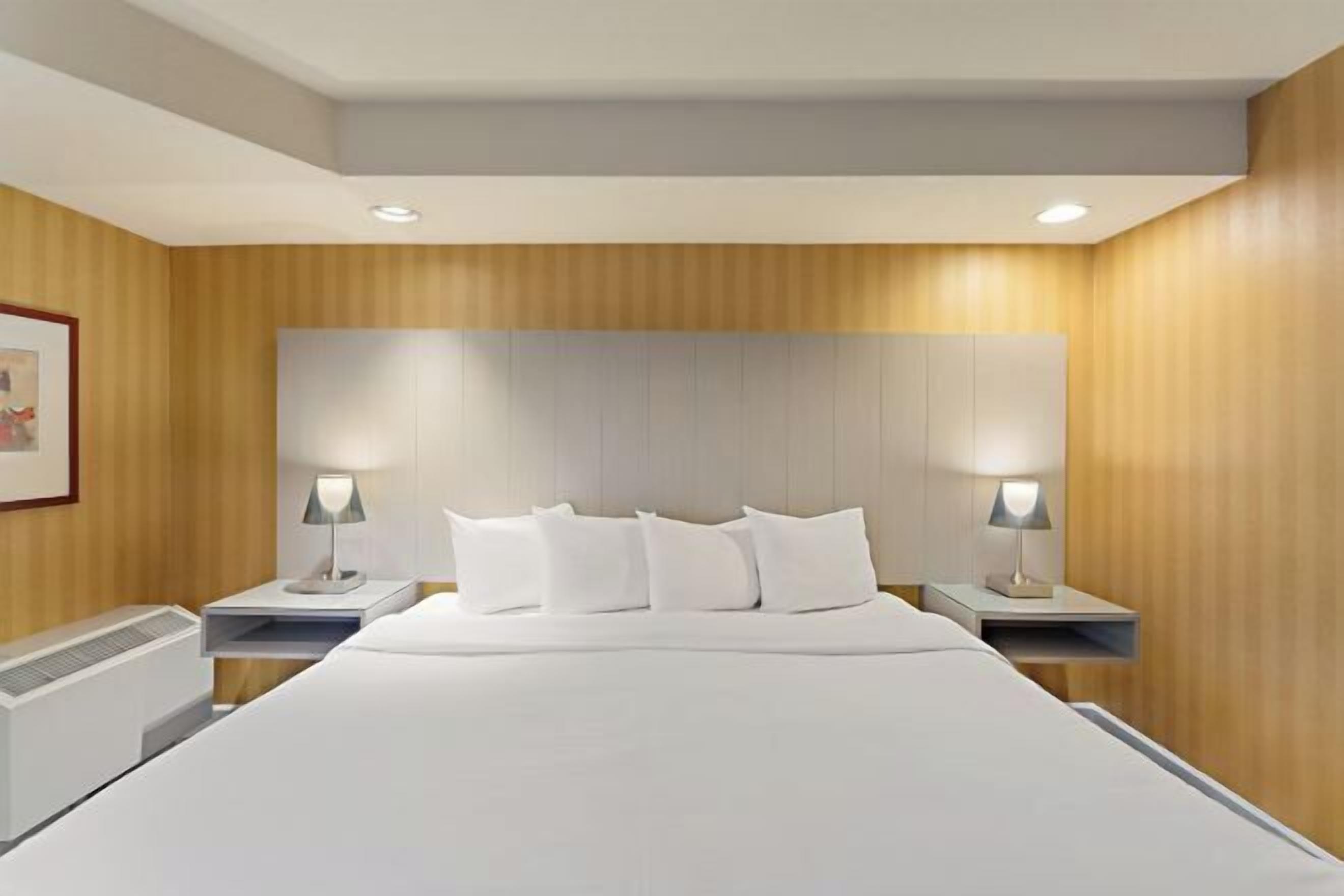 高級寢具、羽絨被、特厚豪華床墊、房內夾萬