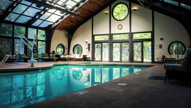 Indoor pool - Chateau Merrimack Resort & Spa (Tyngsboro)