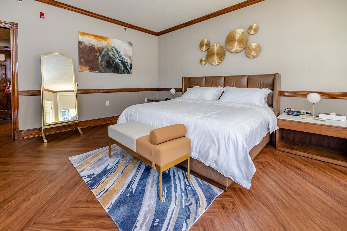 In-room safe, desk, iron/ironing board, cribs/infant beds