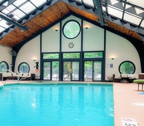 Indoor pool - Chateau Merrimack Resort & Spa (Tyngsboro)