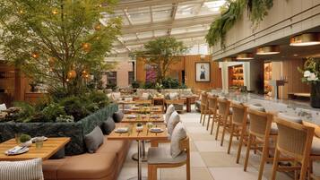 5 restaurants; breakfast, lunch, dinner and brunch served