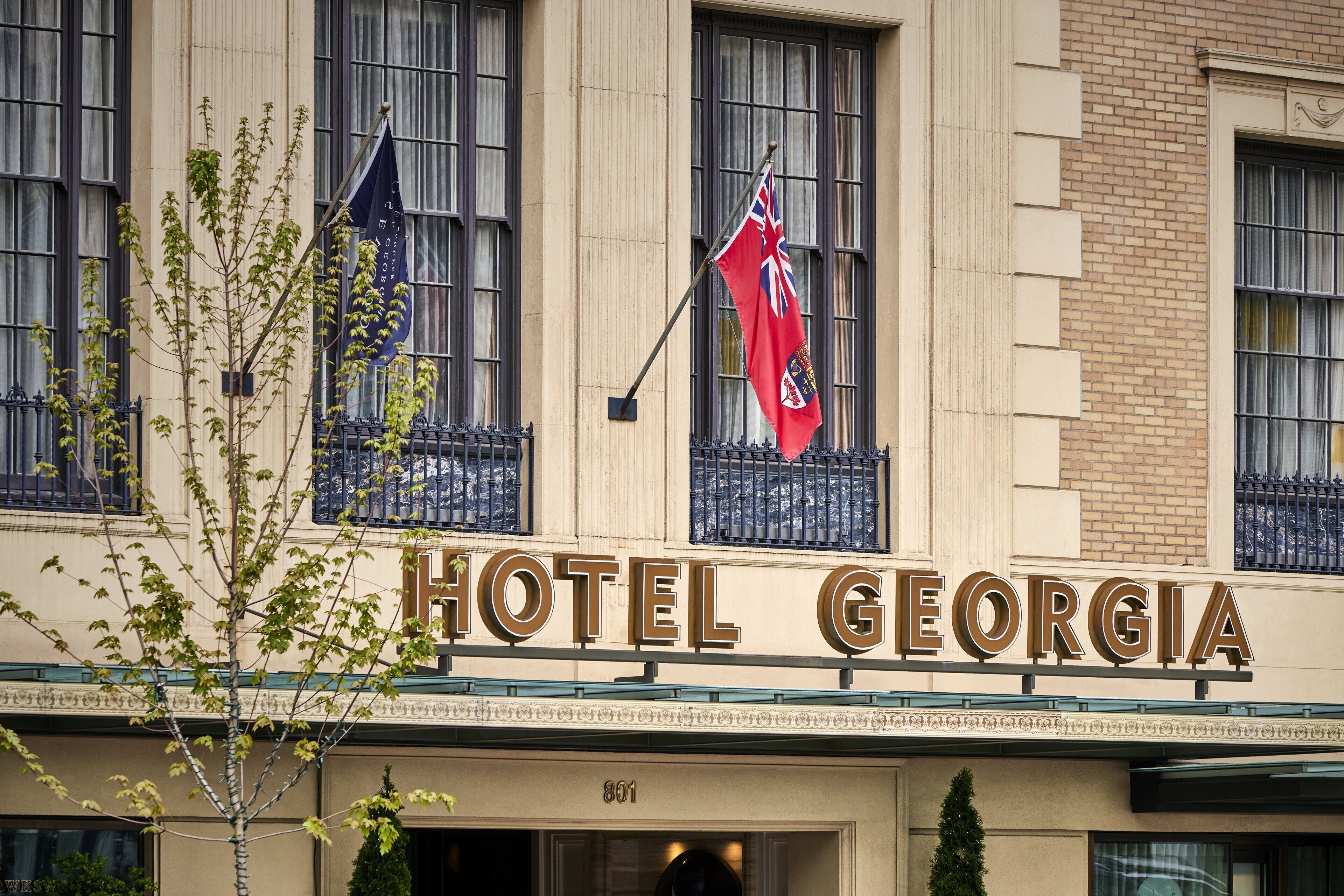 Exterior del Hotel Georgia, con una vista clara de la fachada del edificio, incluyendo el nombre y la dirección.