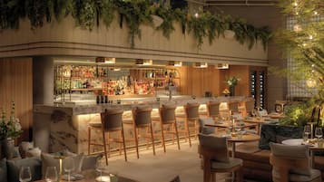 5 restaurants; breakfast, lunch, dinner, and brunch served