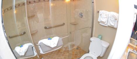 Ein Badezimmer mit einer Duschkabine, einer Toilette und einem Waschbecken.