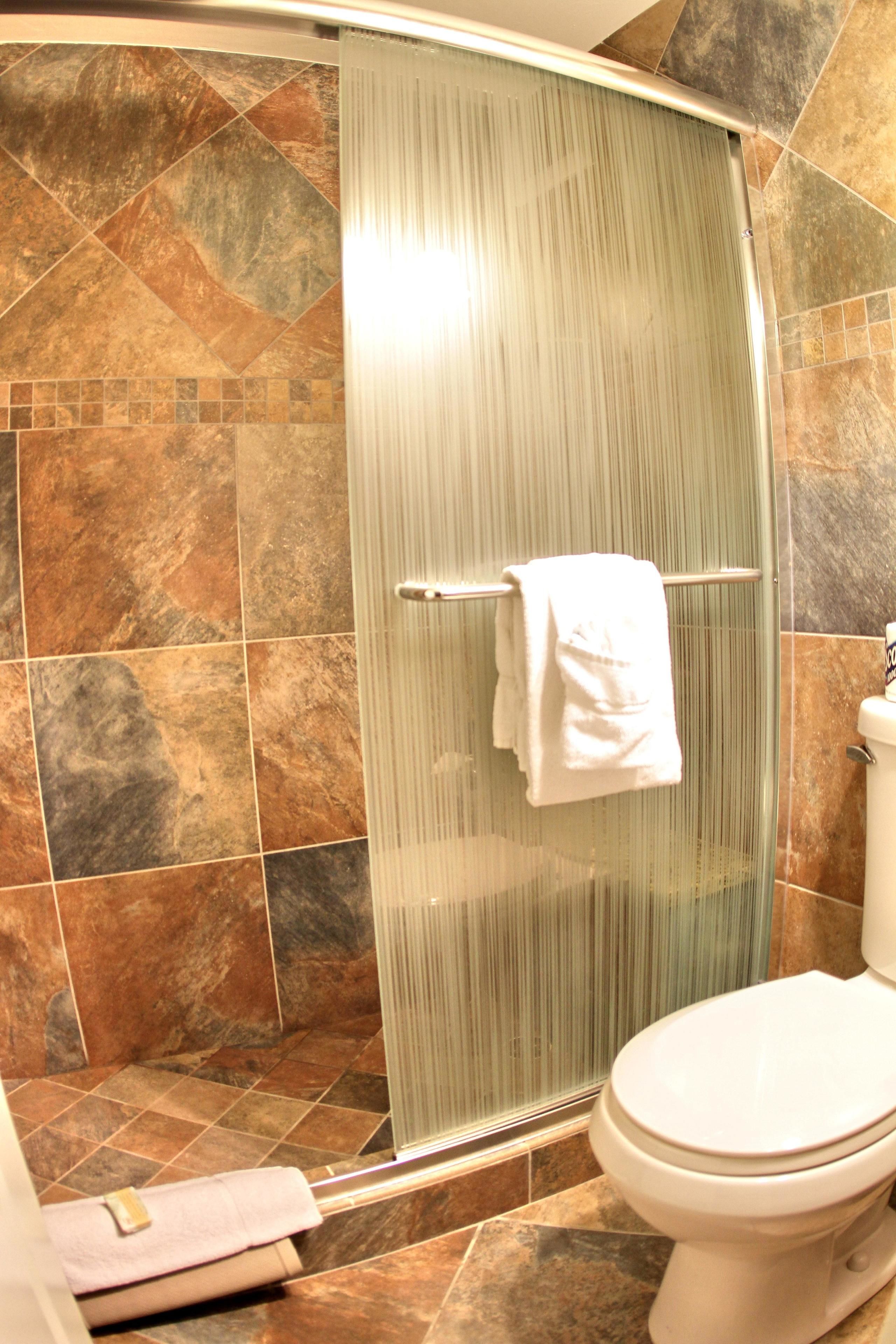 Standard Room, 1 King Bed | Bathroom