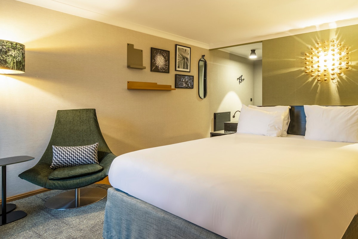 Standard Room | Free minibar items, in-room safe, desk, laptop workspace