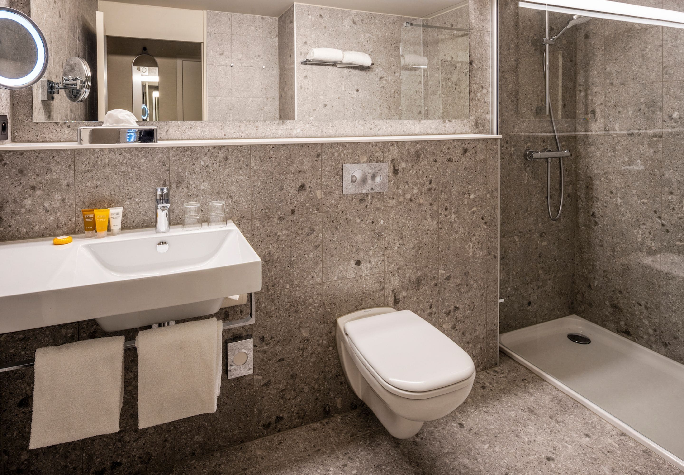 combined shower/bathtub, hair dryer, towels