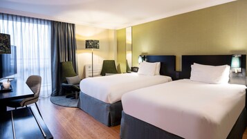 Artículos del minibar gratis y caja de seguridad en la habitación