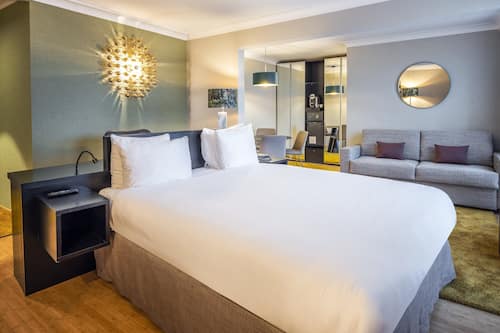 Chambre Premium, 1 très grand lit et 1 canapé-lit | Mini-bar avec articles gratuits, coffres-forts dans les chambres, bureau
