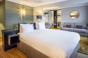 Premium Room, 1 King Bed with Sofa bed | Free minibar items, in-room safe, desk, laptop workspace