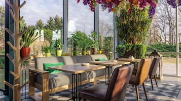 Breakfast, lunch, dinner served; al fresco dining