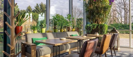 Serveert ontbijt, lunch, diner, openlucht dineren