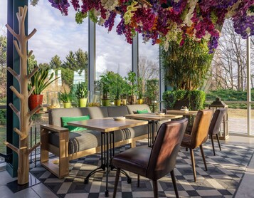 Breakfast, lunch, dinner served; alfresco dining