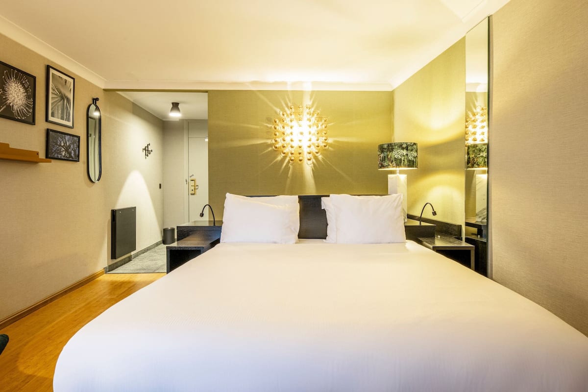 standard room | 1 bedroom, free minibar items, in-room safe, desk