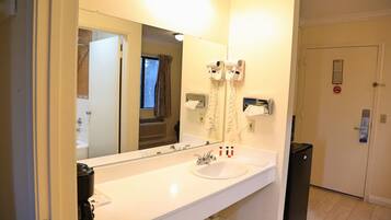 Suite - 1 kingsize-seng | Badeværelse | Gratis toiletartikler, hårtørrer, håndklæder