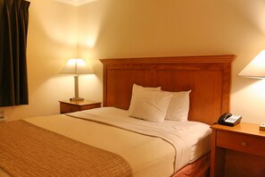 In-room safe, desk, iron/ironing board, free cots/infant beds - Travelodge by Wyndham Pasadena Central (Pasadena)