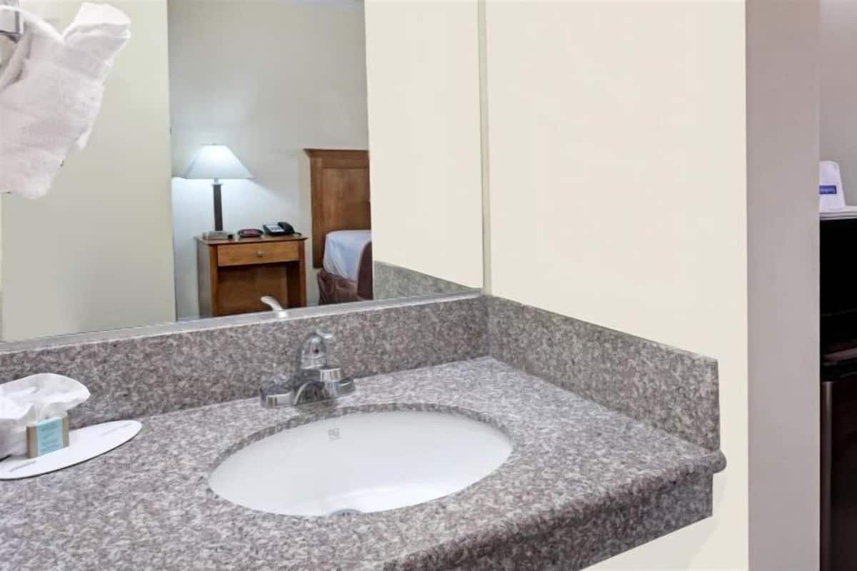 Kylpyhuone | Ilmaiset hygieniatuotteet, hiustenkuivaaja, pyyhkeet