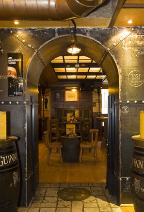 Serves lunch and dinner - Blooms Hotel (Dublin)