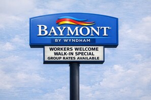 A sign for Baymont by Wyndham with a message welcoming workers and mentioning special group rates. - Baymont by Wyndham Lumberton NC (Lumberton)