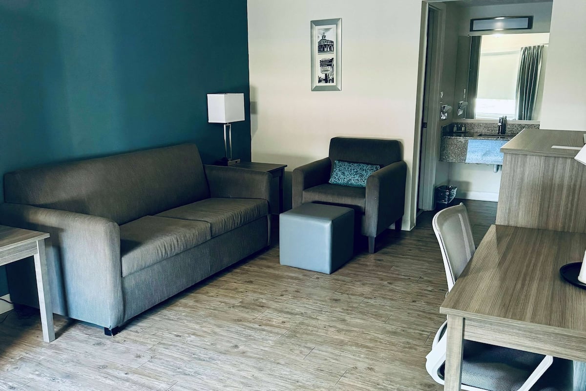 Suite, 1 Bedroom, Non Smoking (2 Double Beds) | Individually decorated, individually furnished, desk, laptop workspace