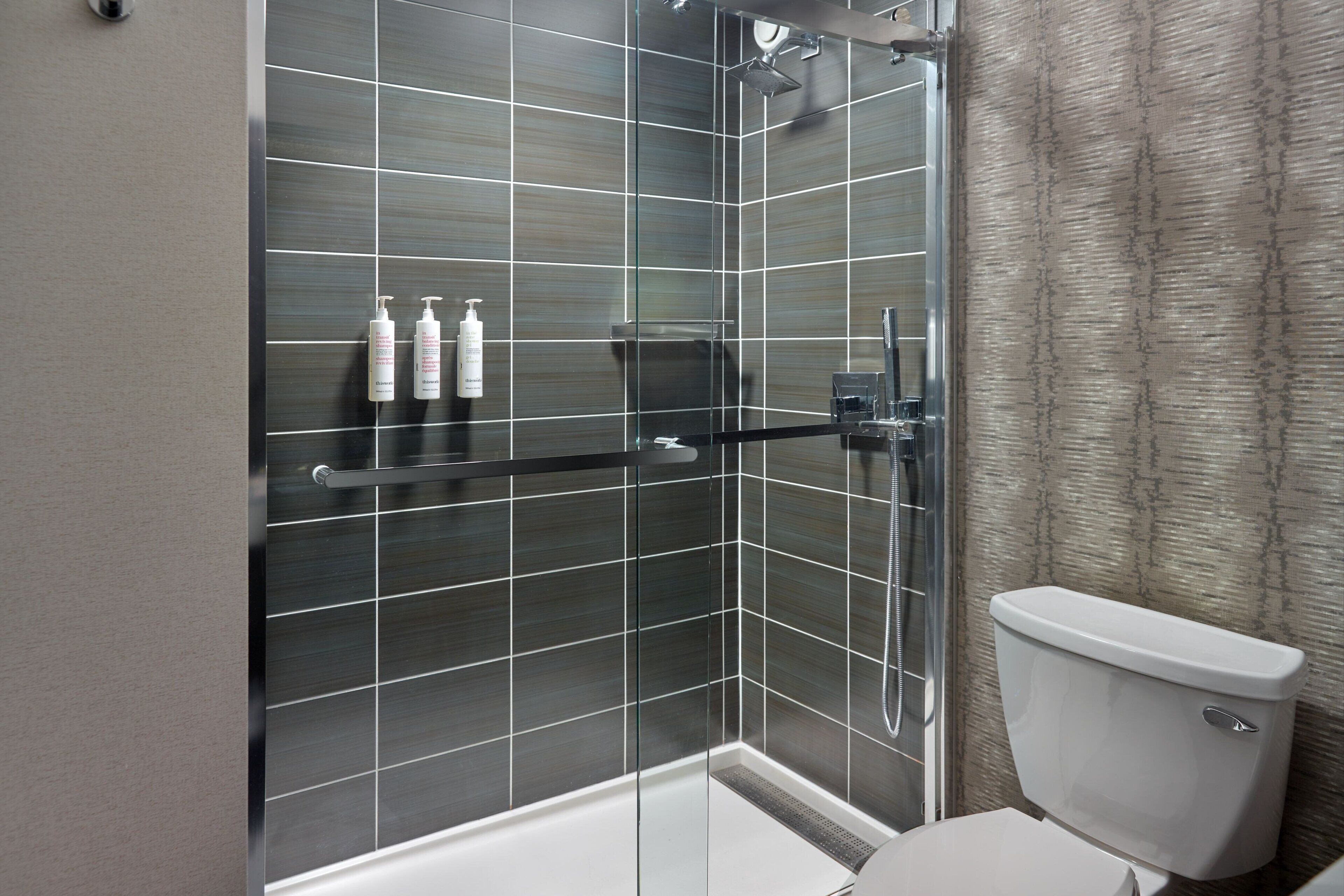 Combined shower/tub, hydromassage showerhead, free toiletries