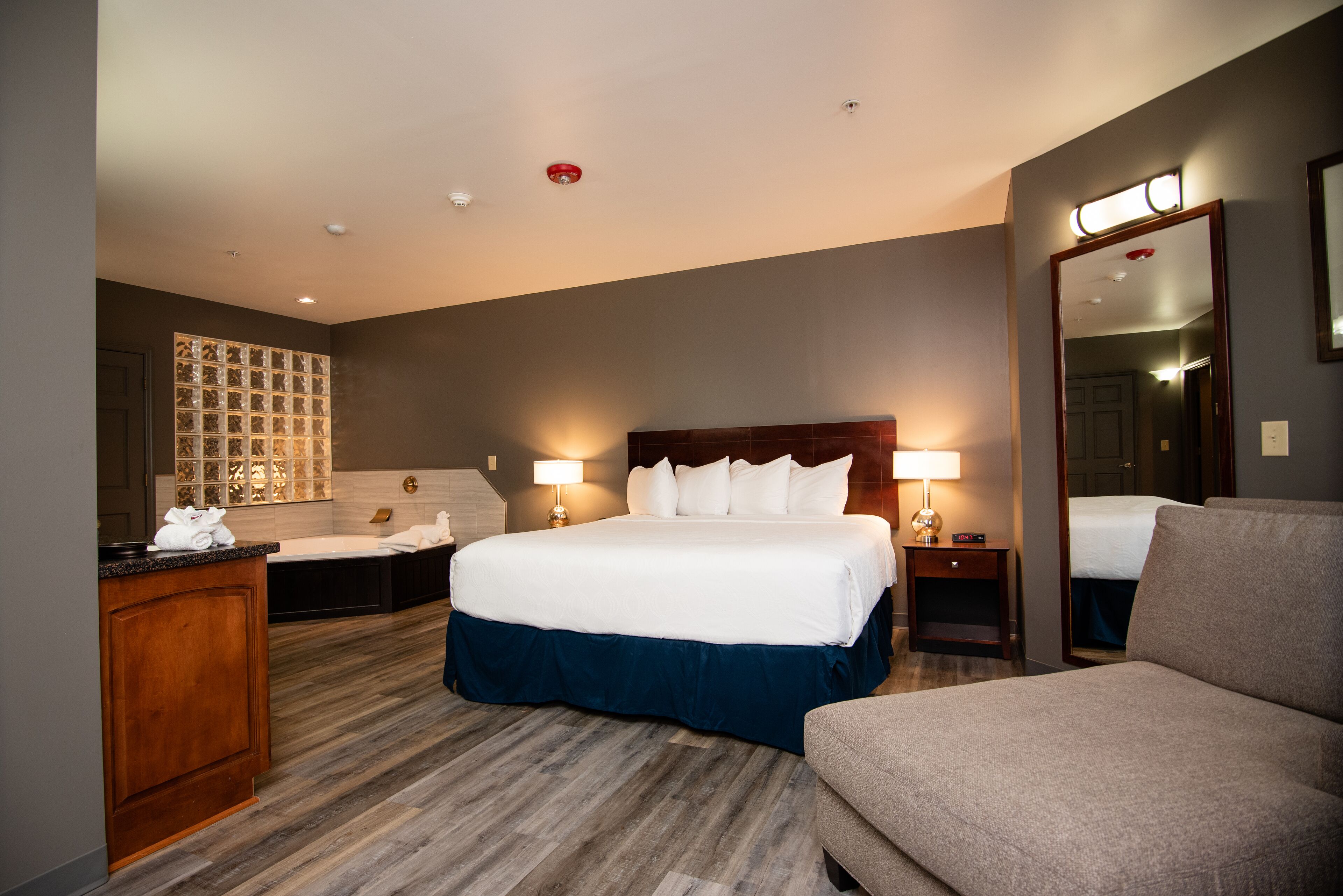 1 bedroom, pillow-top beds, desk, laptop workspace