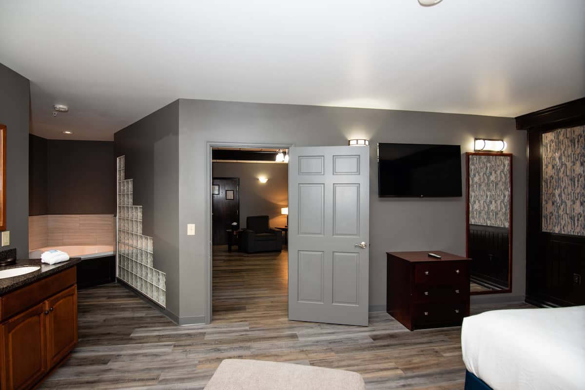 1 bedroom, pillowtop beds, desk, laptop workspace