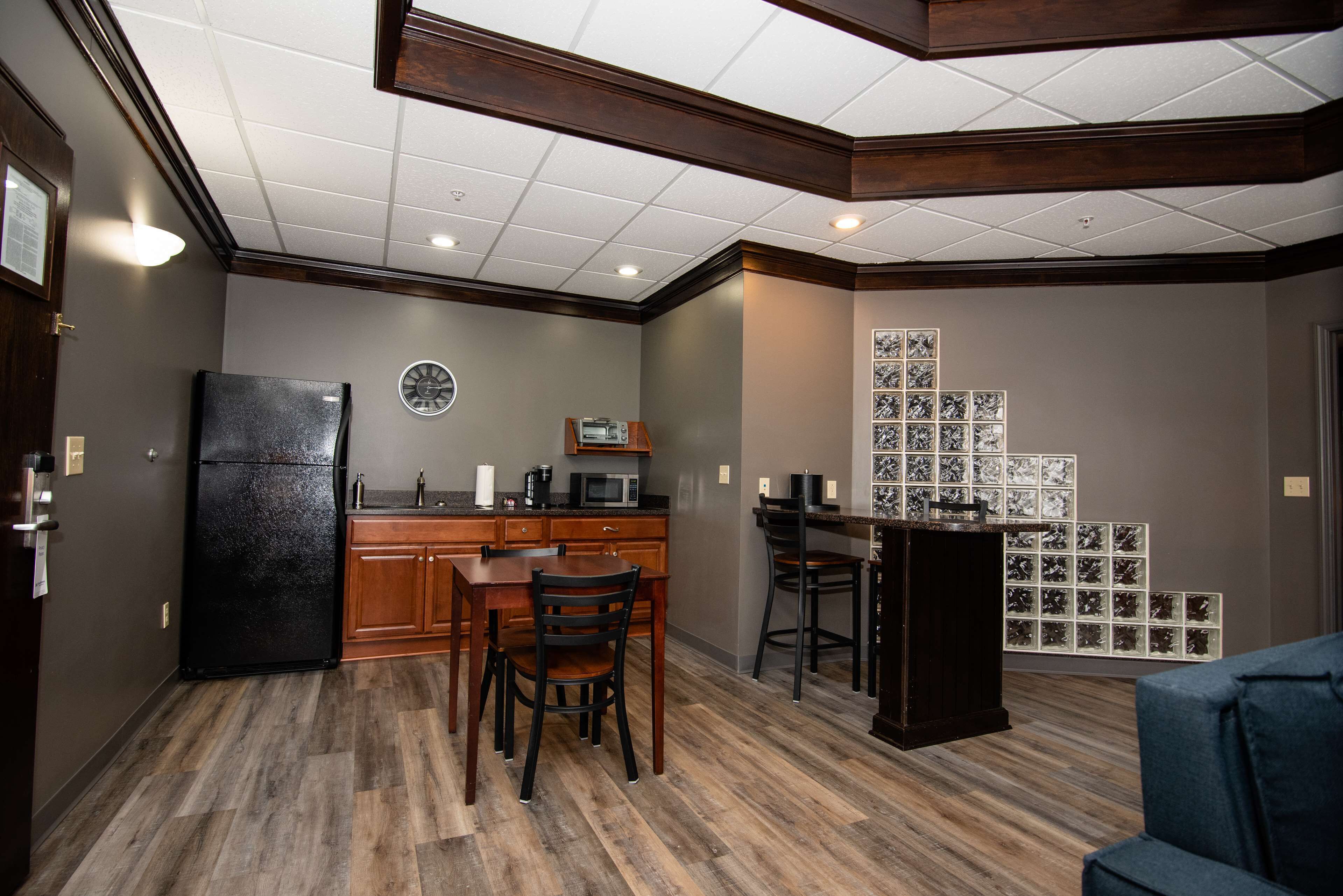 fridge, microwave, coffee/tea maker, high chair