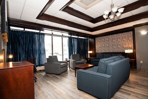 Suite, 1 King Bed, Non Smoking, Kitchenette | Room amenity